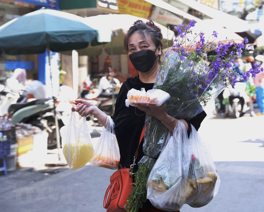 Hà Nội: Đi chợ truyền thống ngày 30 Tết Nguyên đán Tân Sửu 2021 - Ảnh 1.