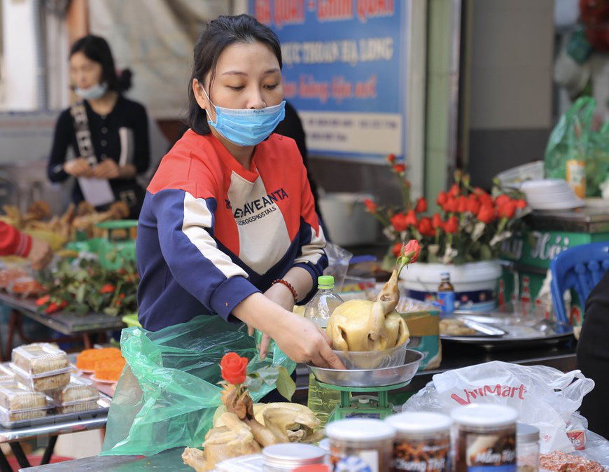 Hà Nội: Đi chợ truyền thống ngày 30 Tết Nguyên đán Tân Sửu 2021 - Ảnh 3.