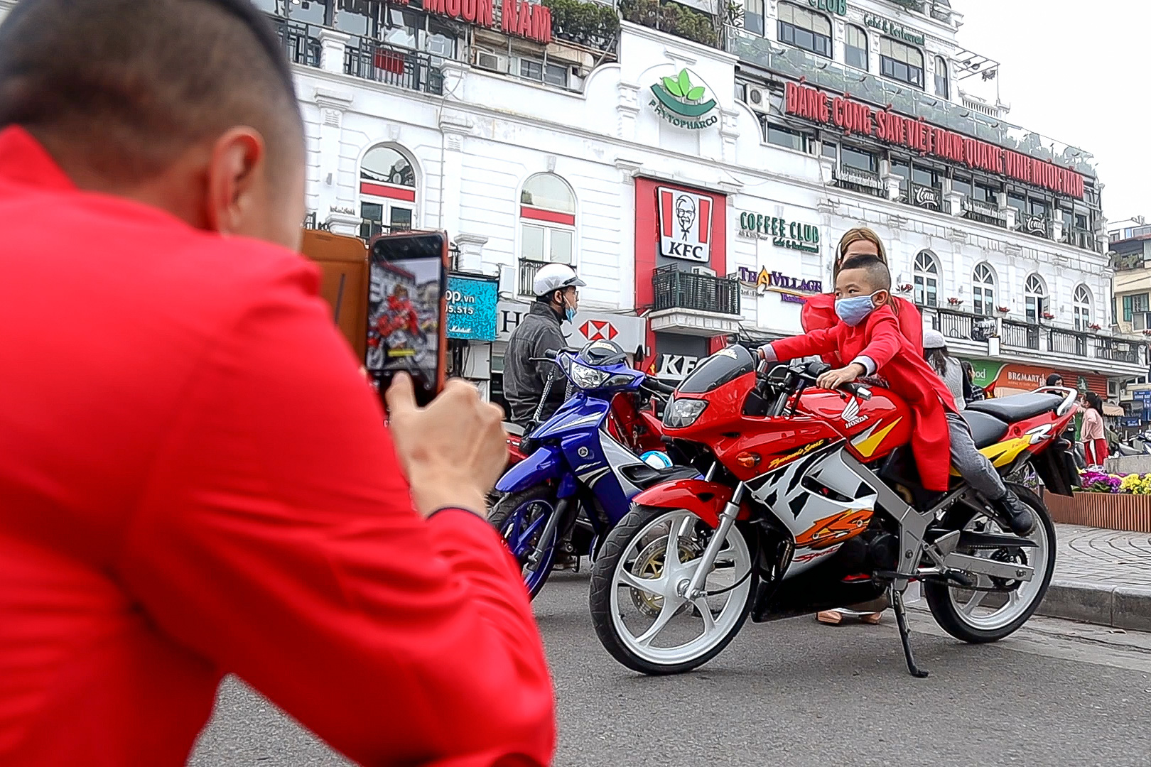 Người Hà Nội đeo khẩu trang đổ xô ra bờ hồ chúc nhau mùng 1 Tết - Ảnh 5.