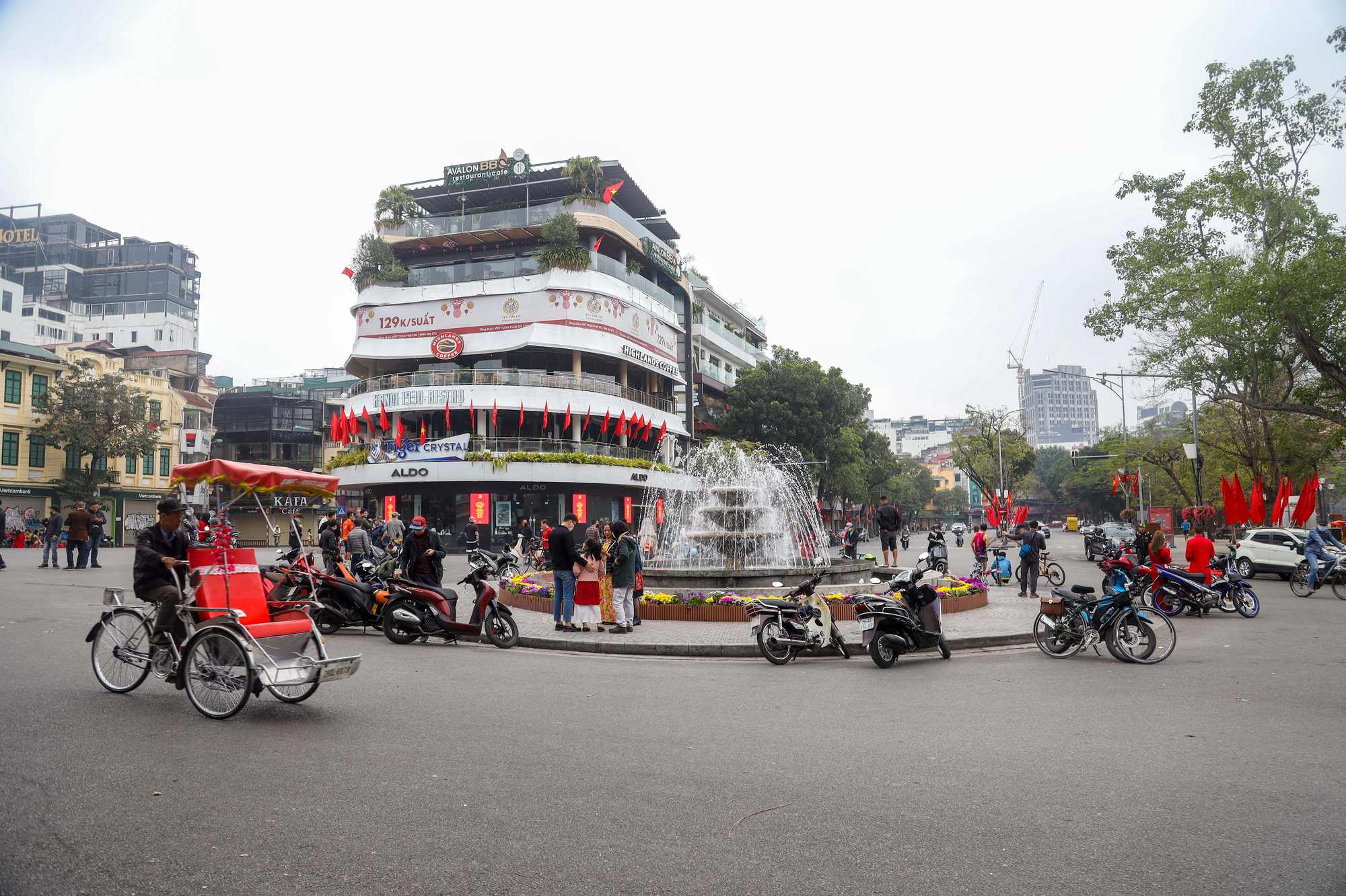 Người Hà Nội đeo khẩu trang đổ xô ra bờ hồ chúc nhau mùng 1 Tết - Ảnh 10.