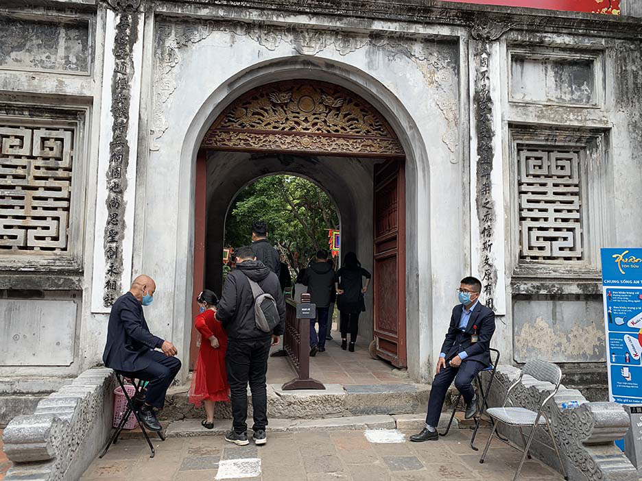 Hà Nội, Đà Nẵng: Các điểm du lịch, chùa đông nghịt người đi lễ chùa đầu năm - Ảnh 3.