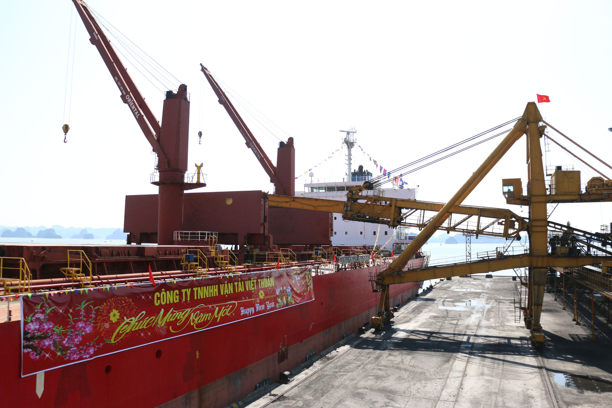 Quảng Ninh đón tàu &quot;xông cảng&quot;, rót hơn 25.000 tấn than trong mùng 1 Tết - Ảnh 1.