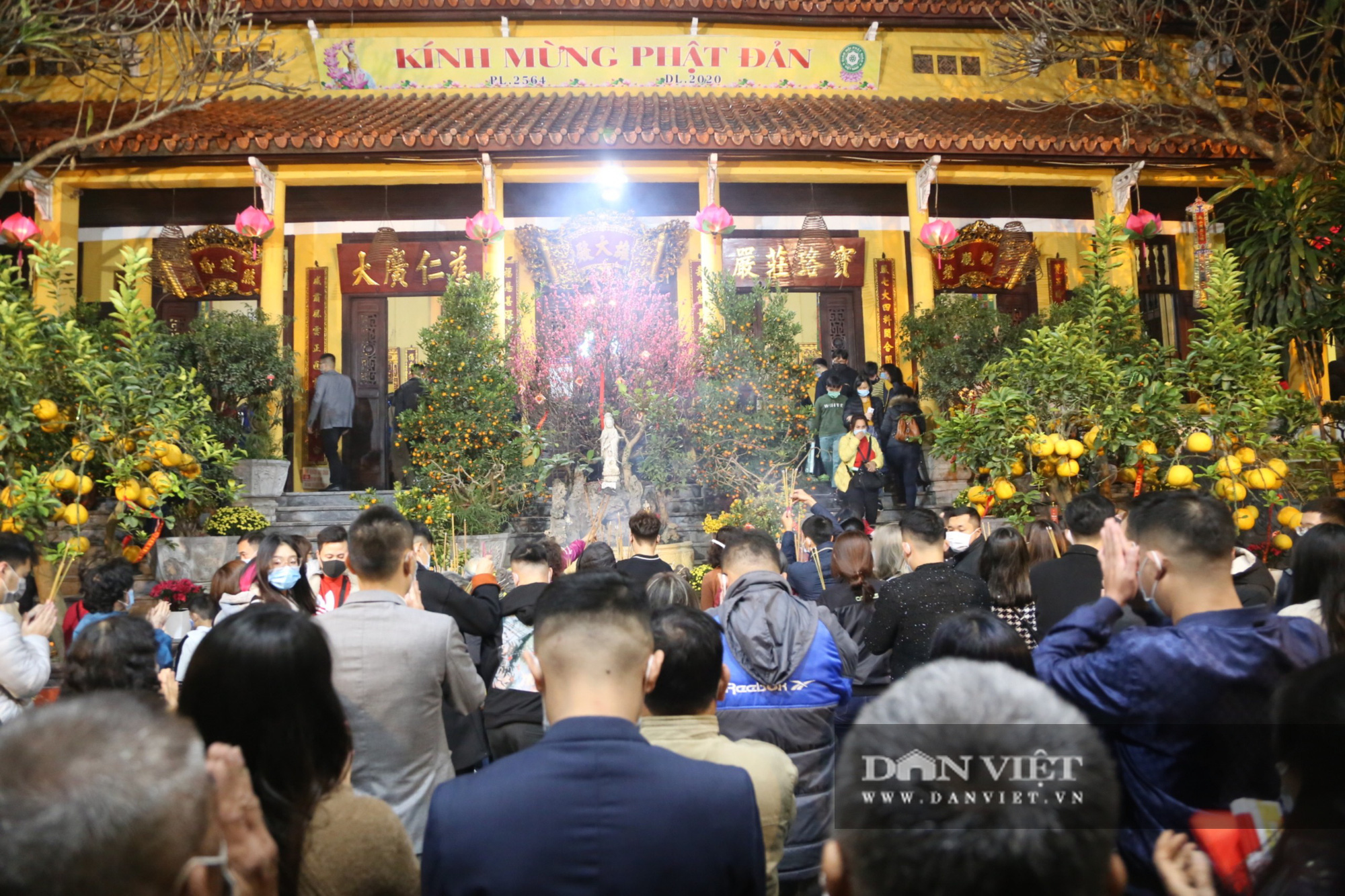 Người dân Hà Nội đi chùa xin lộc sau màn bắn pháo hoa chào năm mới - Ảnh 1.