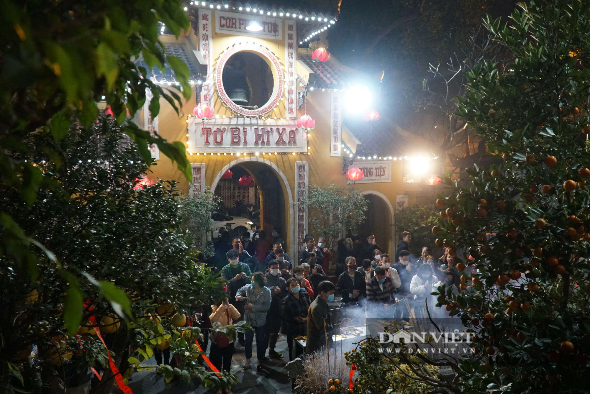 Người dân Hà Nội đi chùa xin lộc sau màn bắn pháo hoa chào năm mới - Ảnh 5.