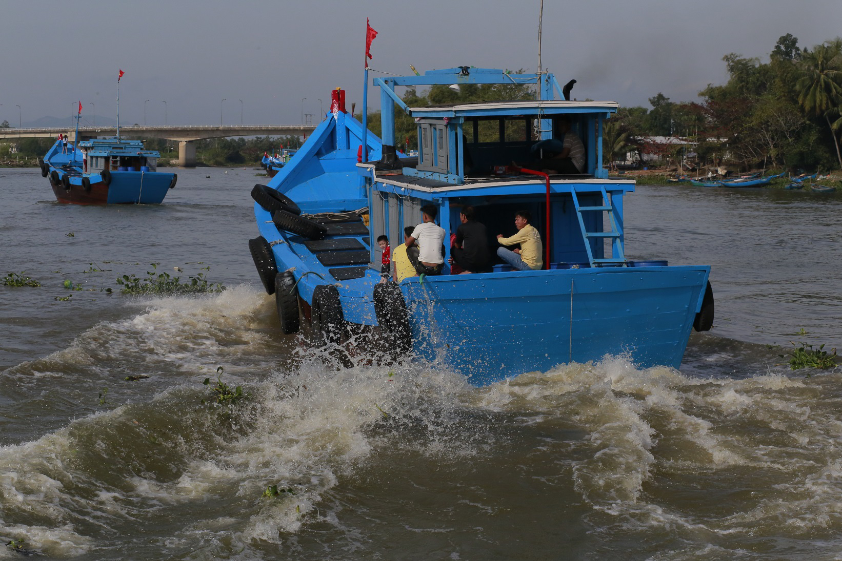 Sáng mồng 1: Hàng trăm tàu, thuyền tung khói trắng xuất hành lấy lộc đầu năm   - Ảnh 9.