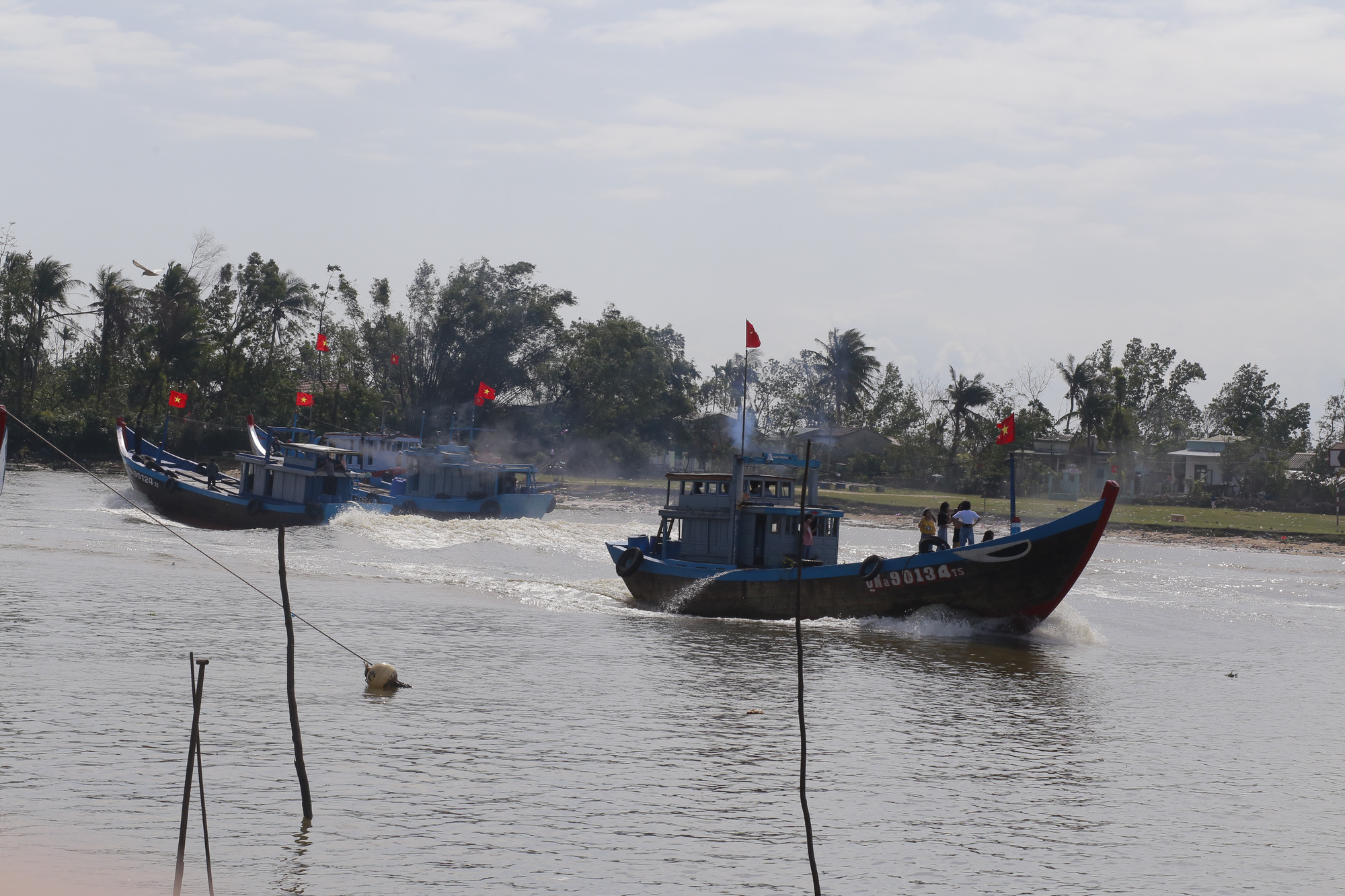 Sáng mồng 1: Hàng trăm tàu, thuyền tung khói trắng xuất hành lấy lộc đầu năm   - Ảnh 7.