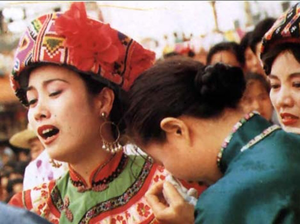 Trung Quốc: Cô dâu Thổ Gia “khóc hôn” cả tháng mới được lên xe hoa - Ảnh 5.