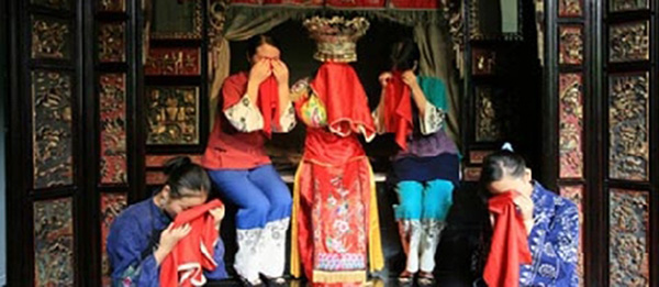 Trung Quốc: Cô dâu Thổ Gia “khóc hôn” cả tháng mới được lên xe hoa - Ảnh 6.