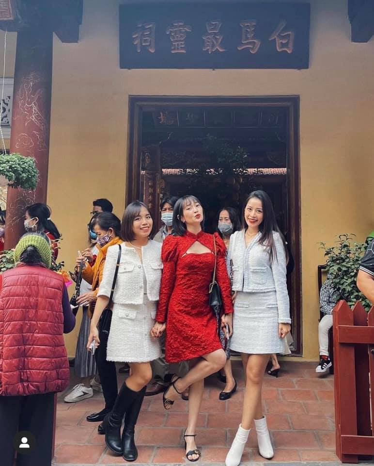 Chi Pu Minh Tú bị chỉ trích diện trang phục không phù hợp khi đi lễ chùa