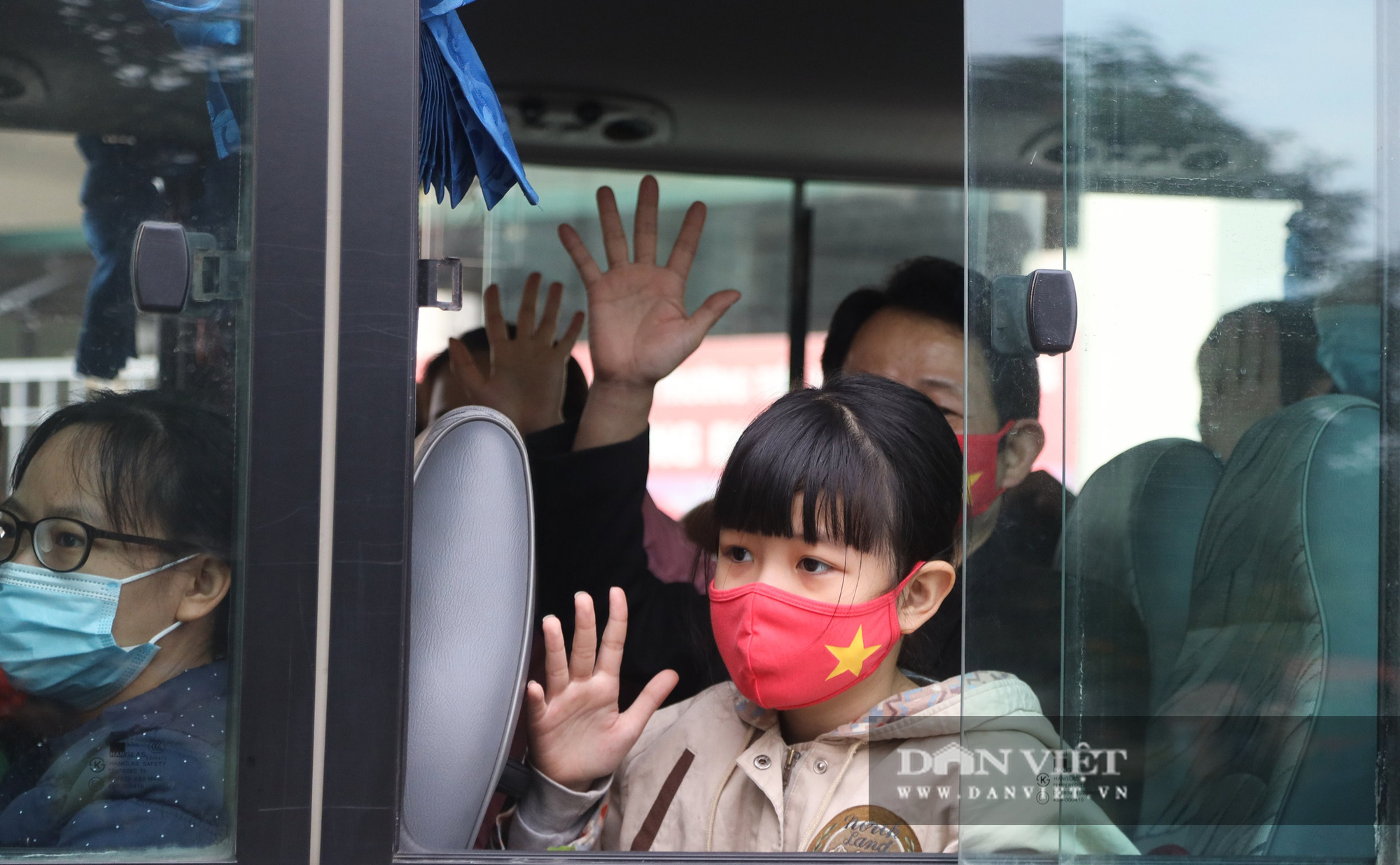 Mùng 3 Tết: 42 học sinh cách ly tại trường Xuân Phương được về nhà  - Ảnh 9.