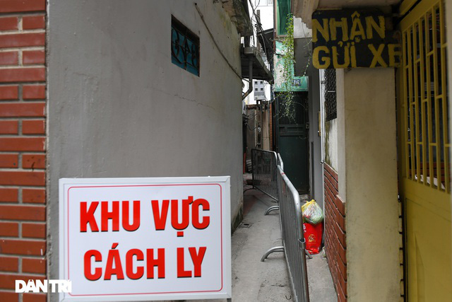 Ảnh: Lập rào chắn phong tỏa khu phố có ca mắc Covid-19 tại quận Ba Đình, Hà Nội - Ảnh 2.