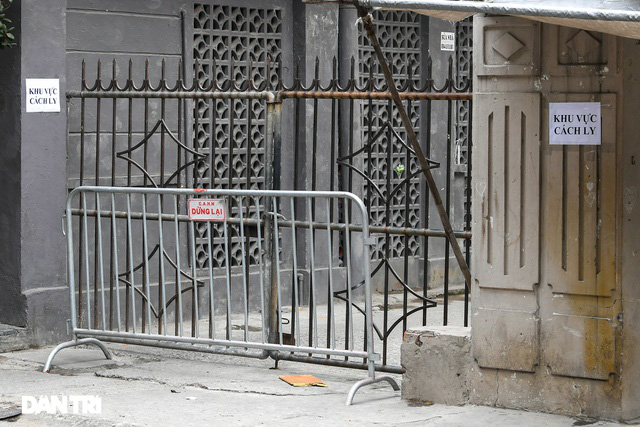 Ảnh: Lập rào chắn phong tỏa khu phố có ca mắc Covid-19 tại quận Ba Đình, Hà Nội - Ảnh 5.