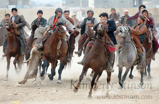 Vì sao “trò chơi nguy hiểm nhất thế giới” Buzkashi vẫn được vạn người mê - Ảnh 1.