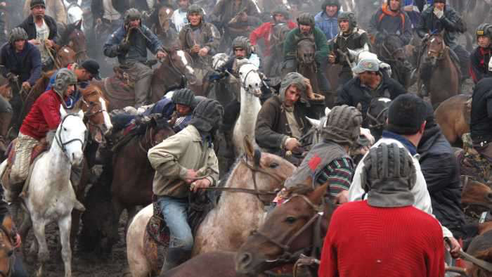 Vì sao “trò chơi nguy hiểm nhất thế giới” Buzkashi vẫn được vạn người mê - Ảnh 8.