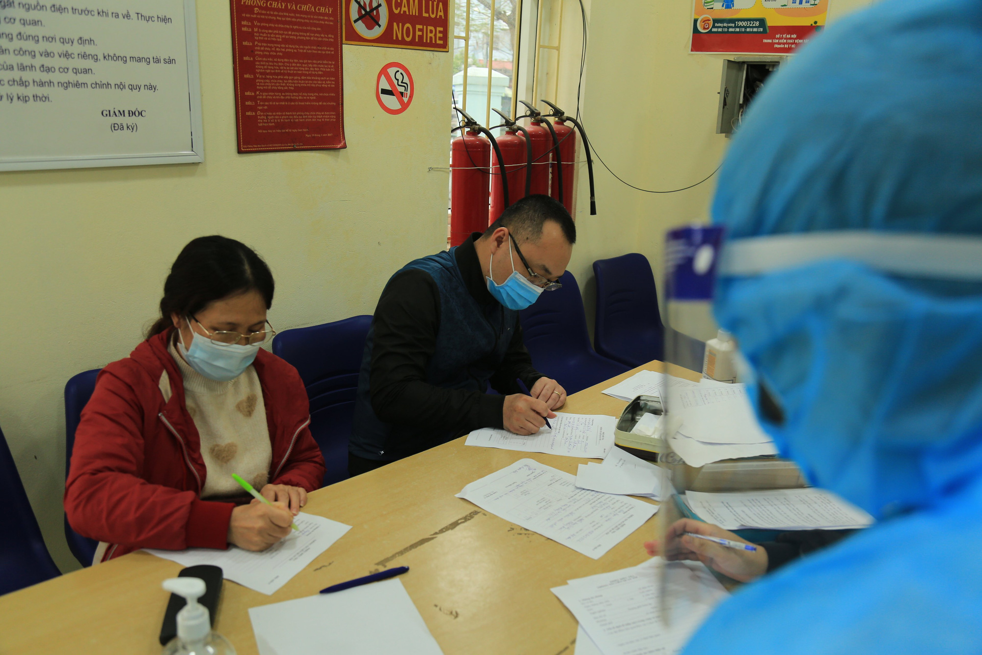 Người từ vùng dịch Hải Dương về Hà Nội xếp hàng khai báo y tế, chủ động cách ly phòng dịch Covid-19 - Ảnh 7.