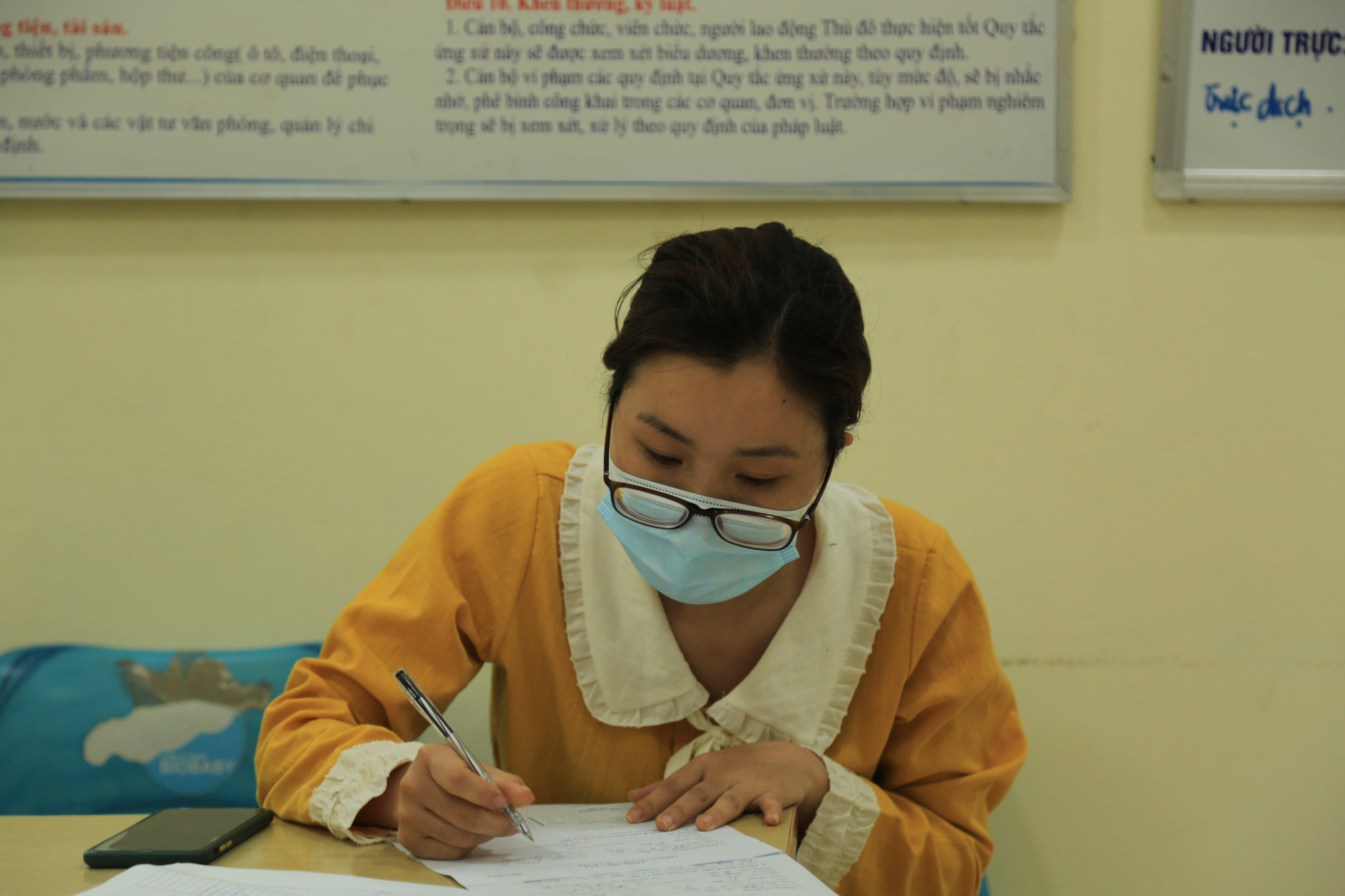 Người từ vùng dịch Hải Dương về Hà Nội xếp hàng khai báo y tế, chủ động cách ly phòng dịch Covid-19 - Ảnh 4.