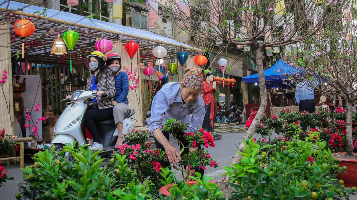 Không khí lạnh tràn về, ngày đầu tiên đi làm sau Tết, Hà Nội chìm trong mưa rét - Ảnh 1.