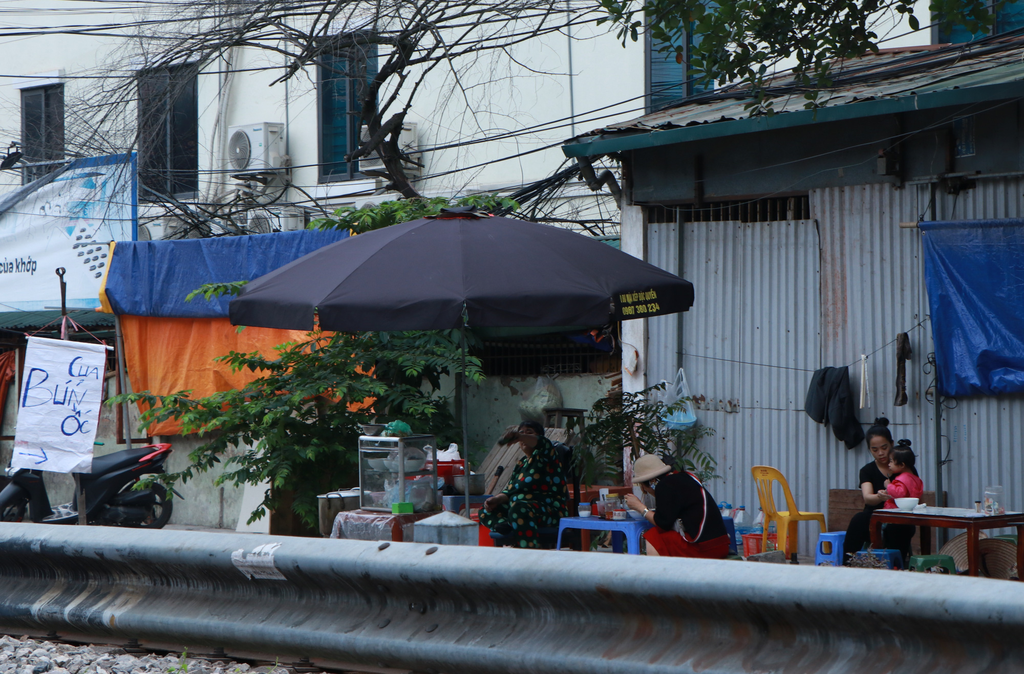 Phớt lờ chỉ đạo phòng chống dịch Covid-19, nhiều quán trà đá, quán ăn vỉa hè ở Hà Nội vẫn ngang nhiên mở cửa - Ảnh 10.