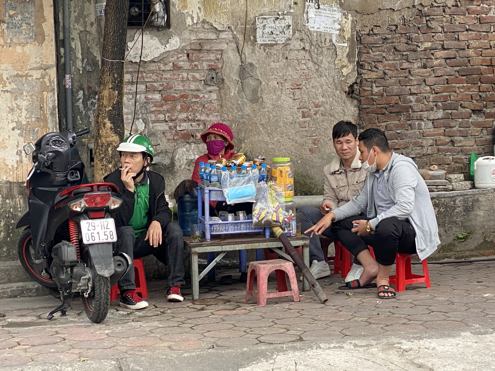 Phớt lờ chỉ đạo phòng chống dịch Covid-19, nhiều quán trà đá, quán ăn vỉa hè ở Hà Nội vẫn ngang nhiên mở cửa - Ảnh 4.