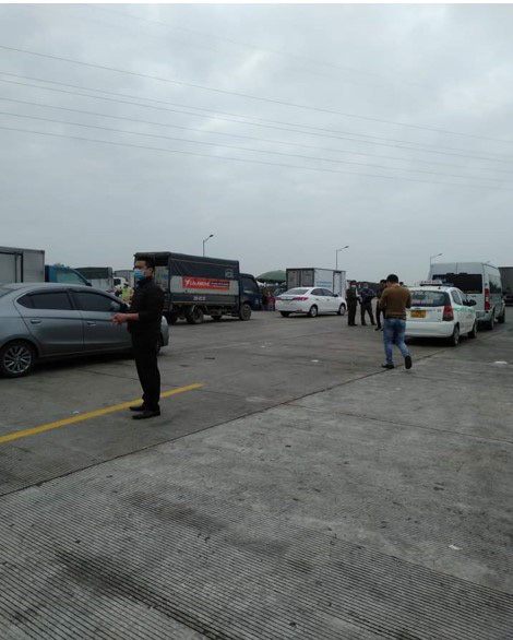 Người dân khai báo y tế tại chốt kiểm dịch trên đường về quê ăn Tết.