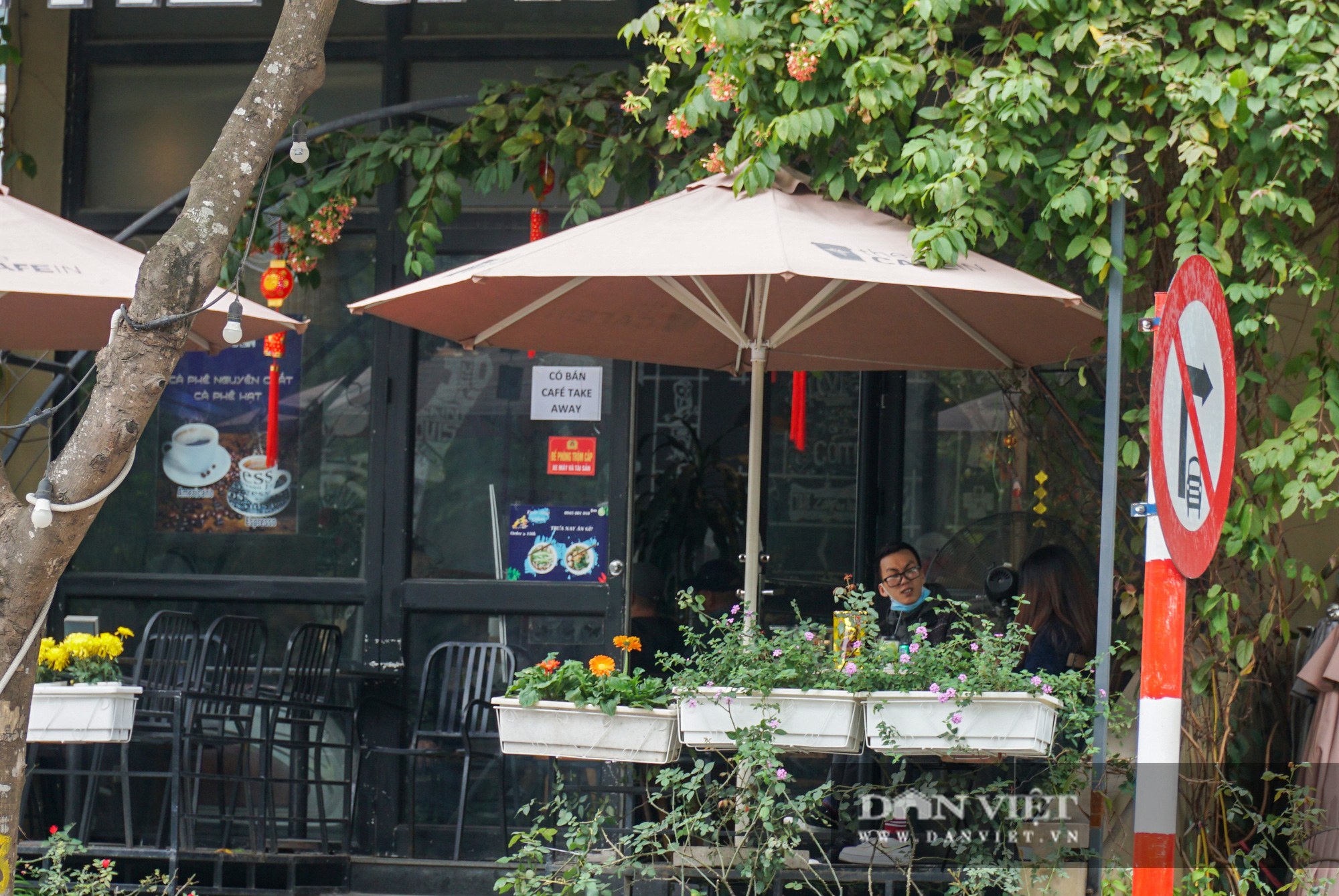 Một số quán ăn, quán cafe tại Hà Nội vẫn mở cửa bất chấp lệnh cấm - Ảnh 5.