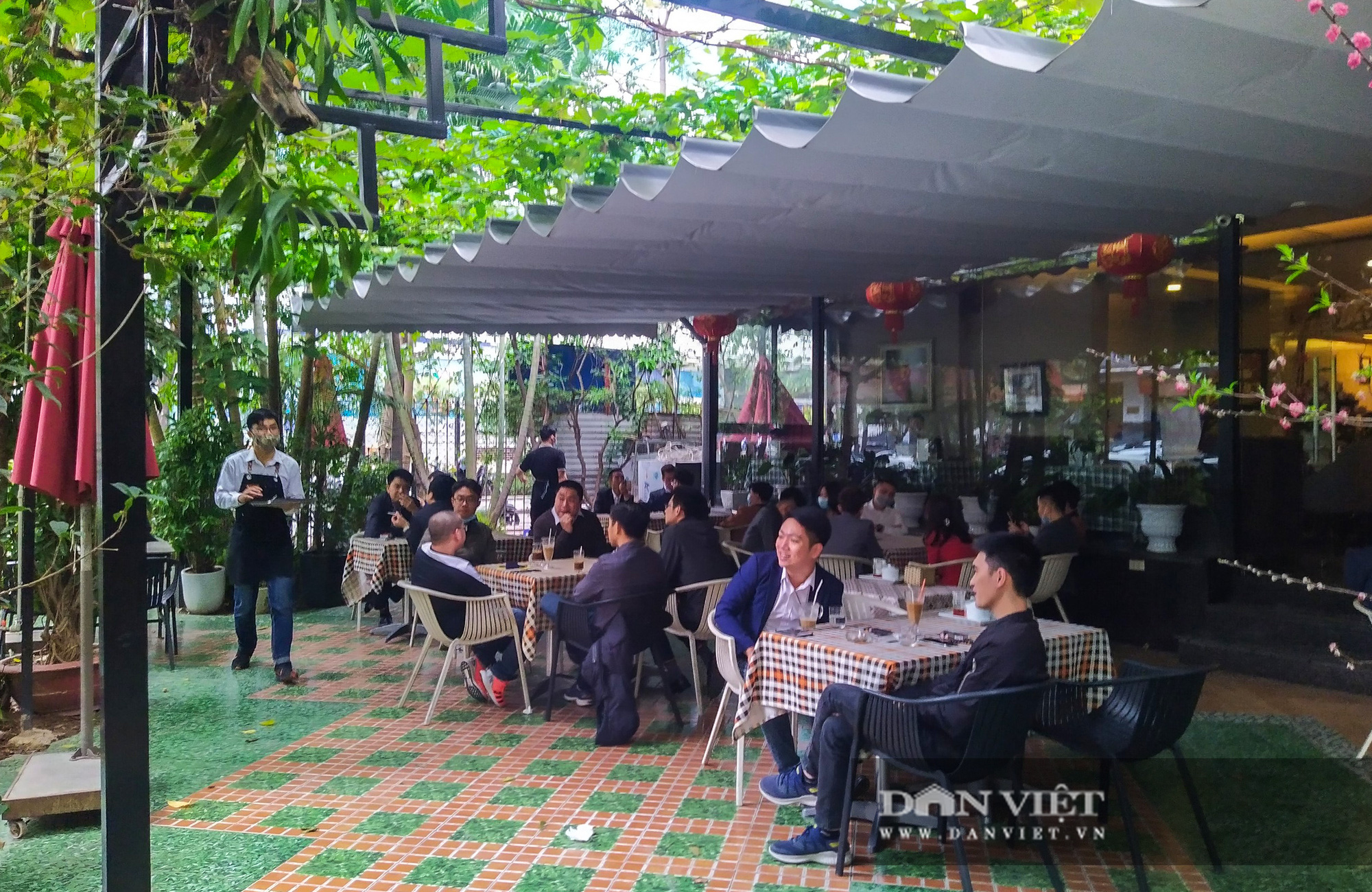 Một số quán ăn, quán cafe tại Hà Nội vẫn mở cửa bất chấp lệnh cấm - Ảnh 3.