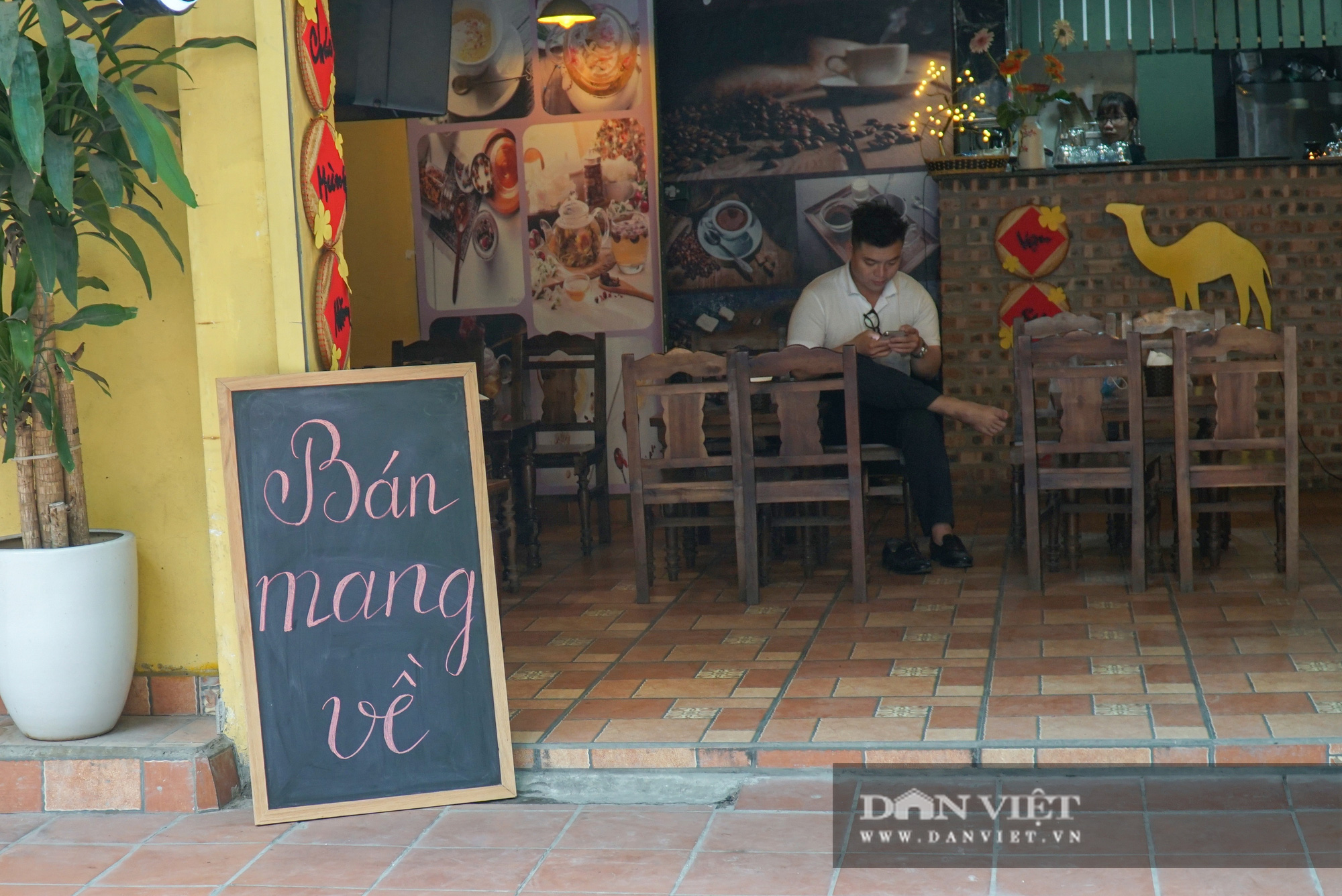 Một số quán ăn, quán cafe tại Hà Nội vẫn mở cửa bất chấp lệnh cấm - Ảnh 6.