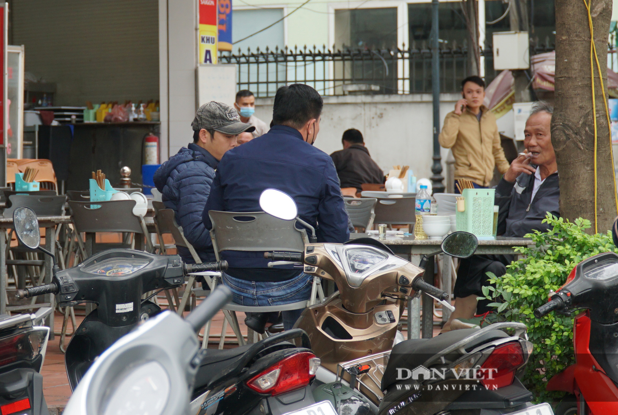 Một số quán ăn, quán cafe tại Hà Nội vẫn mở cửa bất chấp lệnh cấm - Ảnh 10.