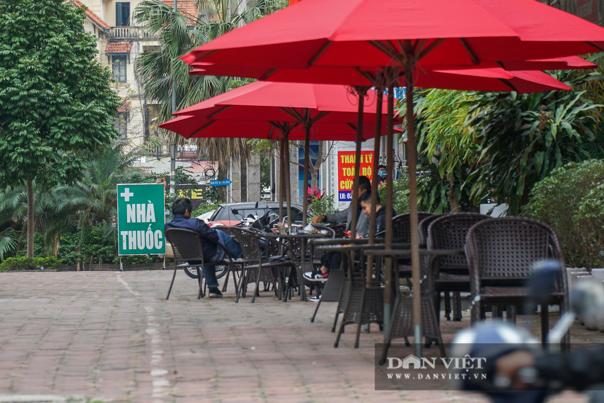 Một số quán ăn, quán cafe tại Hà Nội vẫn mở cửa bất chấp lệnh cấm - Ảnh 4.