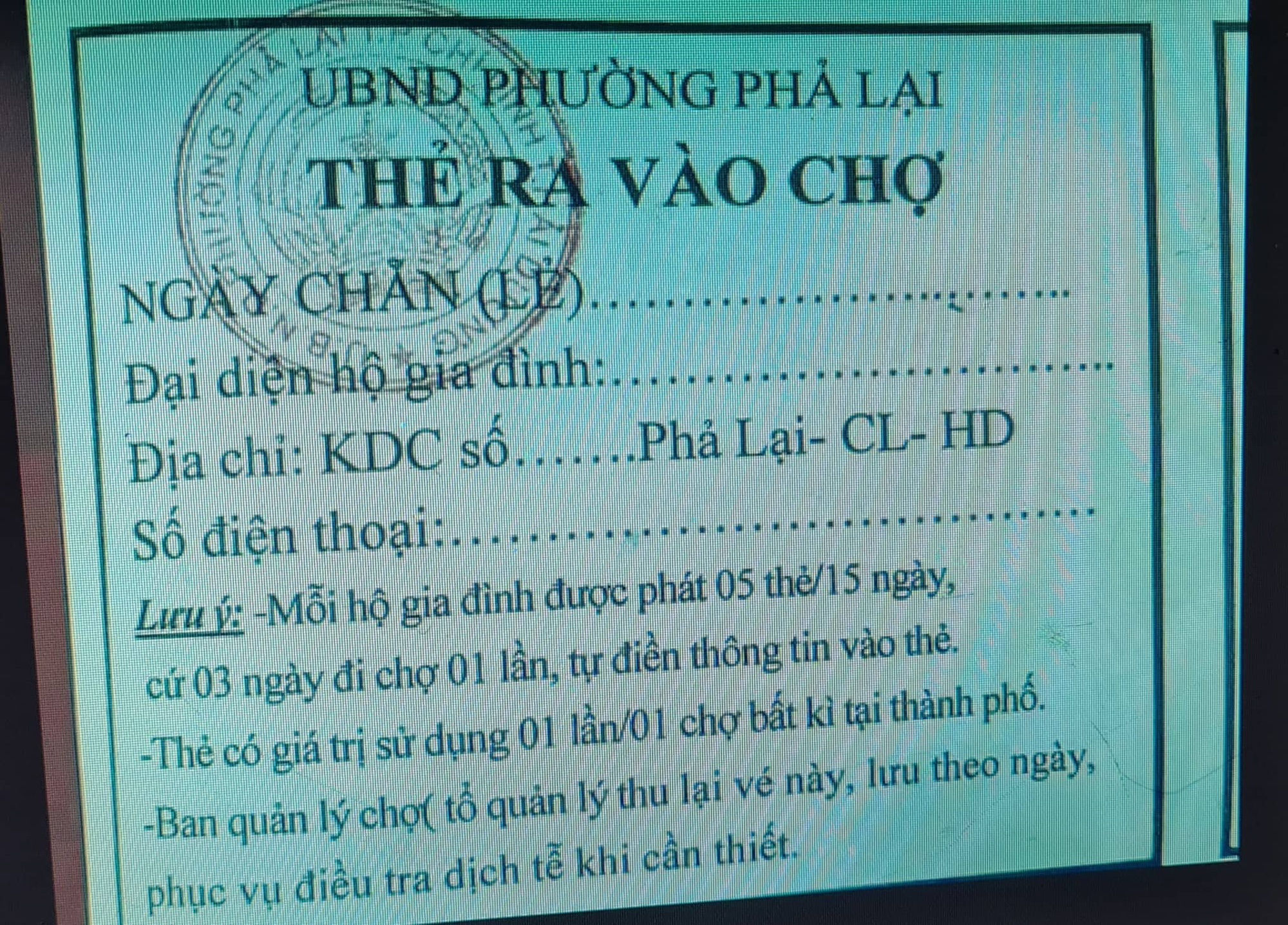 Hải Dương: Người dân Chí Linh đi chợ bằng tem phiếu để phòng tránh dịch bệnh Covid-19 - Ảnh 1.