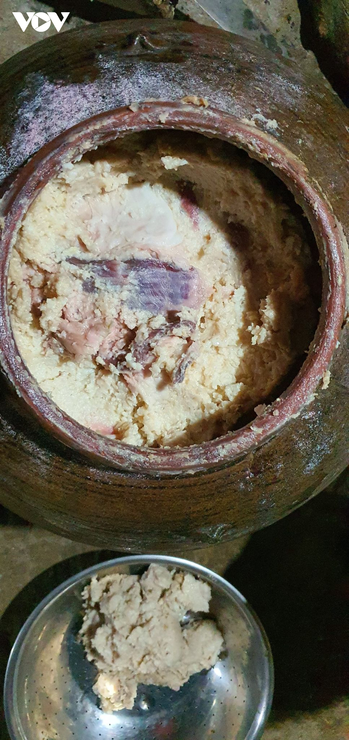 Đem thịt lợn ủ mới muối tinh và cơm tẻ ngày Tết của đồng bào Dao Sơn La - Ảnh 1.