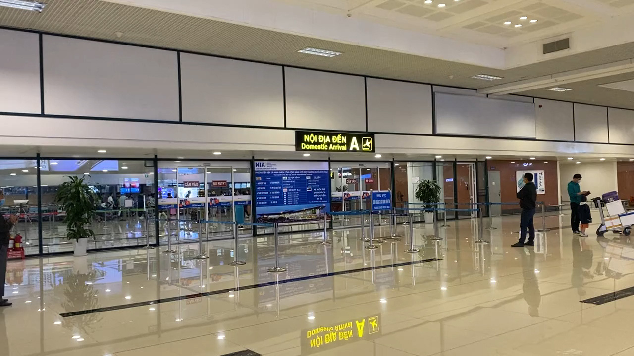 Clip: Sân bay Nội Bài vắng vẻ đến lạnh lẽo những ngày đầu sau kỳ nghỉ Tết Nguyên Đán - Ảnh 4.