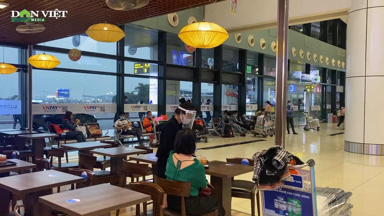 Clip: Sân bay Nội Bài vắng vẻ đến lạnh lẽo những ngày đầu sau kỳ nghỉ Tết Nguyên Đán - Ảnh 5.