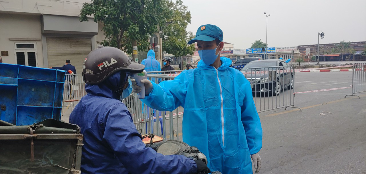 Hải Dương: Xử lý nghiêm 2 thanh niên không đeo khẩu trang, lăng mạ lực lượng chức năng tại chốt kiểm soát Covid-19 - Ảnh 2.