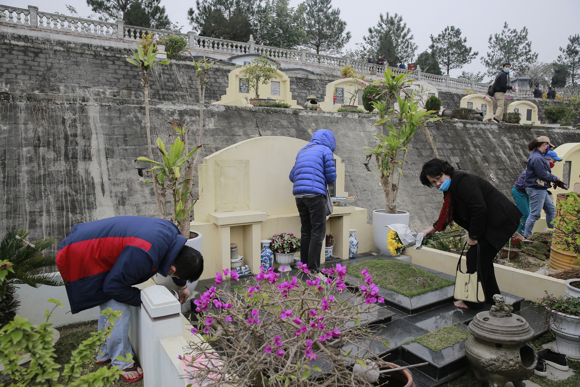 Nhiều người đến công viên nghĩa trang Lạc Hồng Viên vào dịp cuối năm để thắp hương cho ông bà tổ tiên.