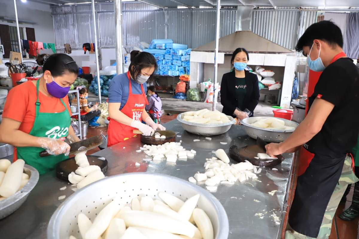 Hải Dương: Mãn nhãn cảnh bếp ăn dã chiến lớn nhất trong tâm dịch ở Chí Linh - Ảnh 5.
