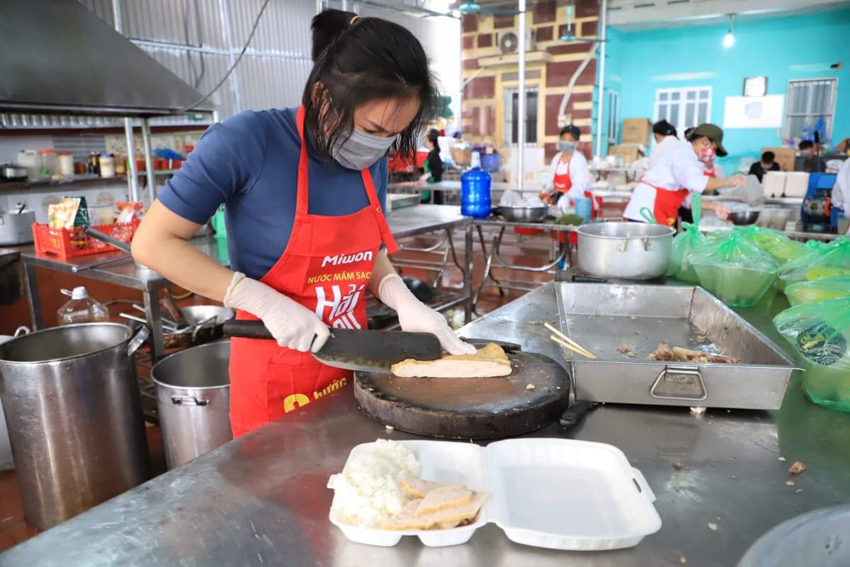 Hải Dương: Mãn nhãn cảnh bếp ăn dã chiến lớn nhất trong tâm dịch ở Chí Linh - Ảnh 7.