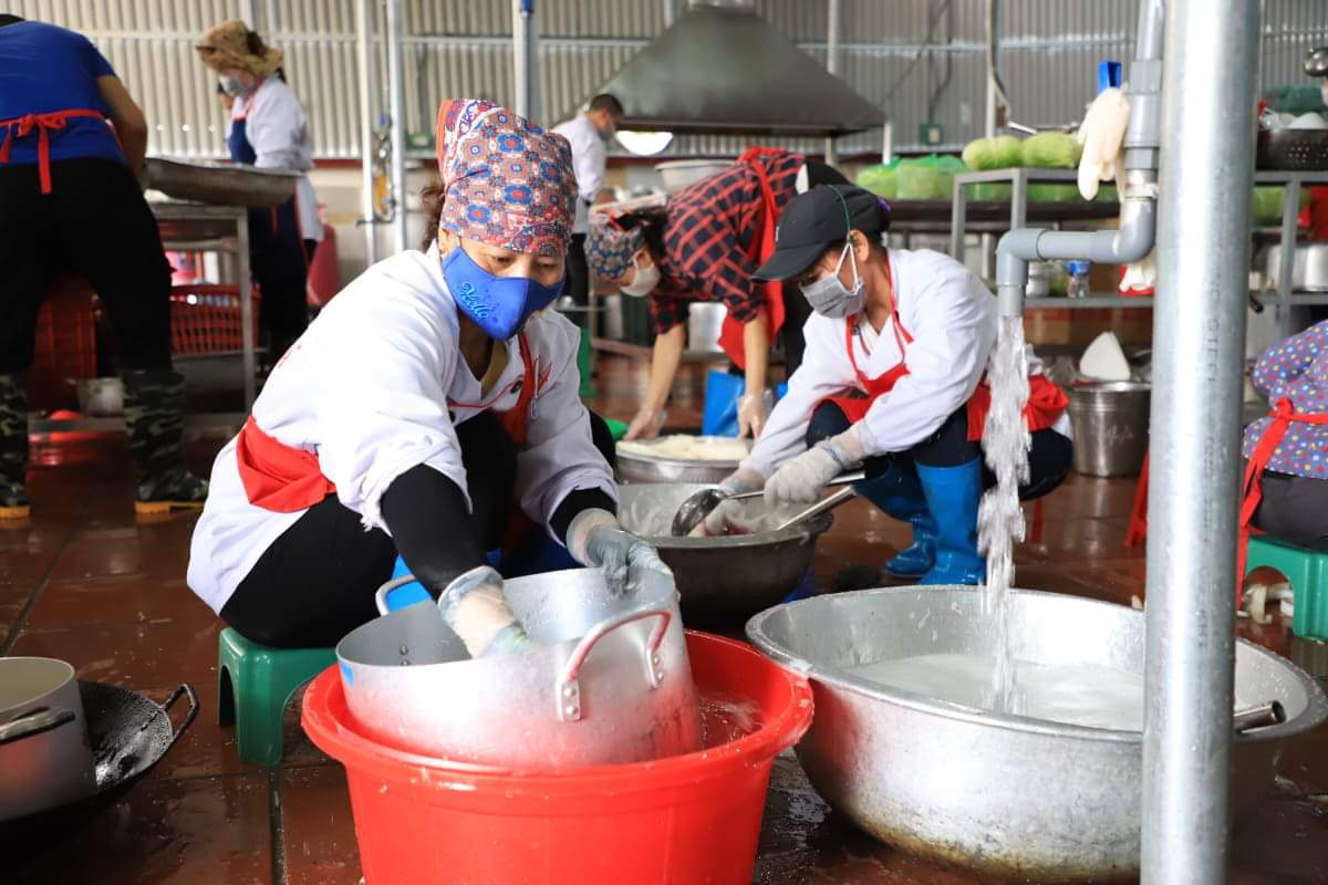 Hải Dương: Mãn nhãn cảnh bếp ăn dã chiến lớn nhất trong tâm dịch ở Chí Linh - Ảnh 8.