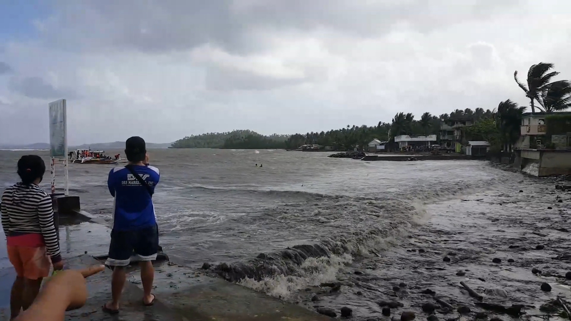 Bão Auring đang gây ra sóng gió khi nó di chuyển về phía Philippines - Ảnh 2.