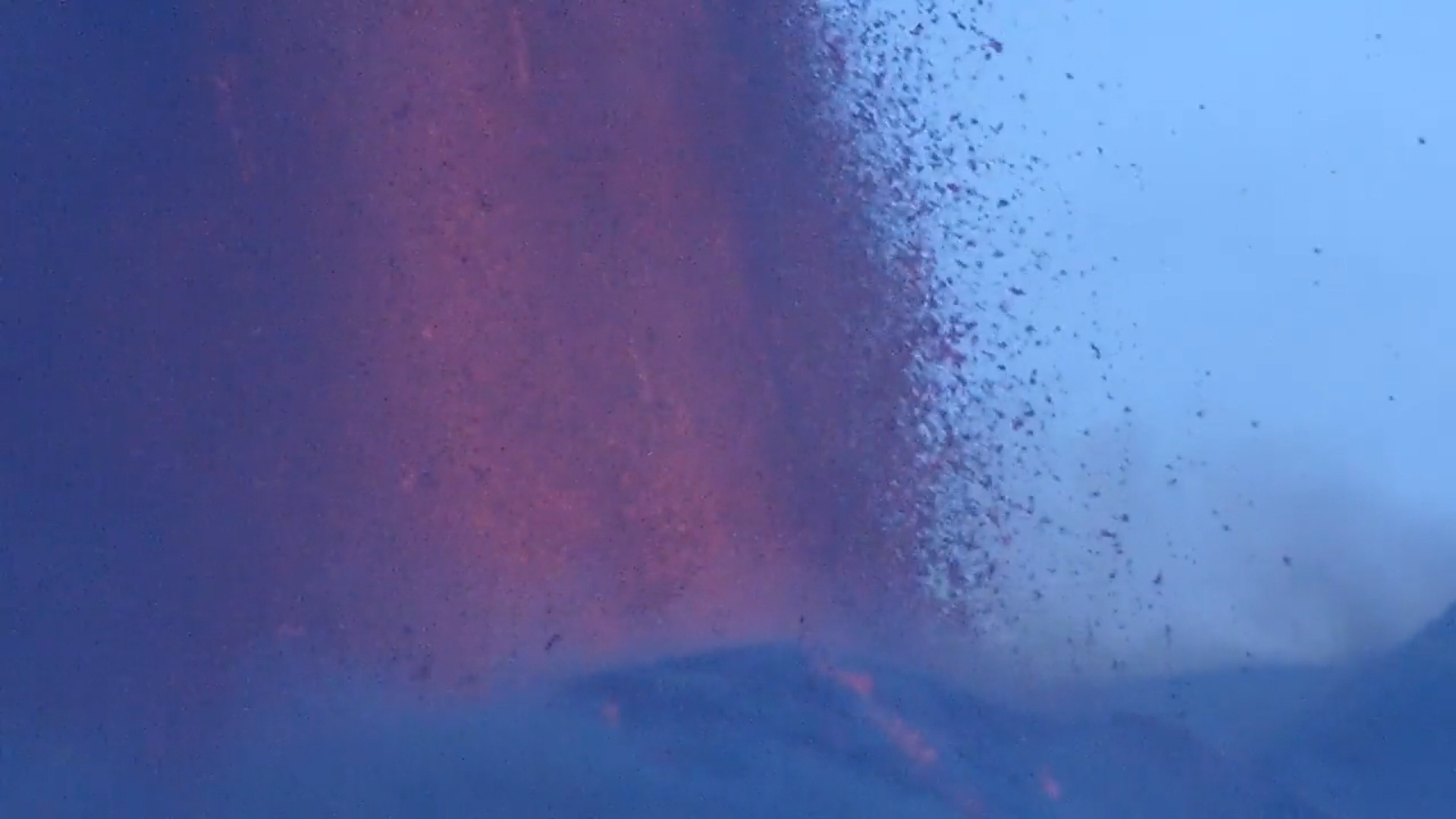 Clip: Núi Etna &quot;tỉnh giấc&quot;, bắn dung nham hàng trăm mét lên bầu trời - Ảnh 4.