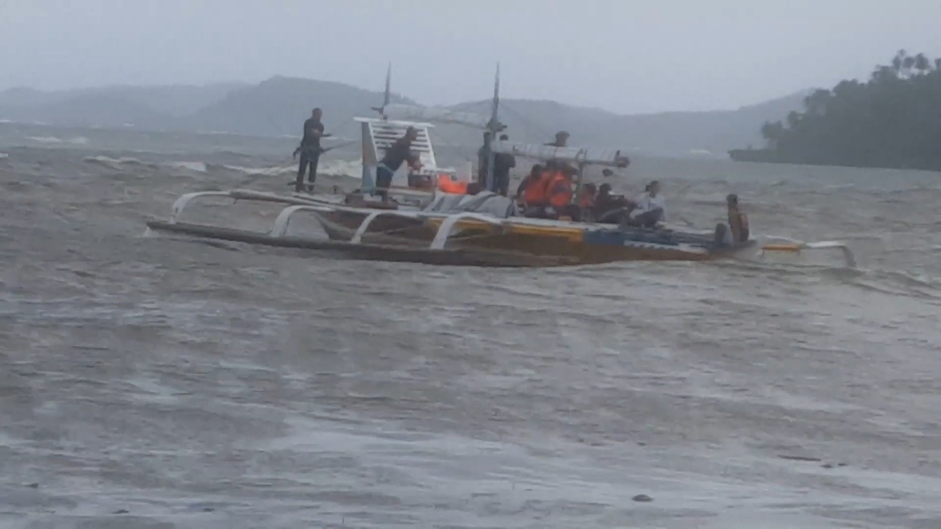 Bão Auring đang gây ra sóng gió khi nó di chuyển về phía Philippines - Ảnh 3.