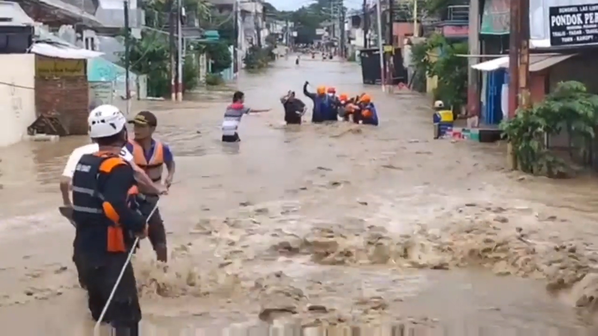 Clip: Ngập lụt do mưa lớn, Indonesia sơ tán cả nghìn người dân - Ảnh 3.