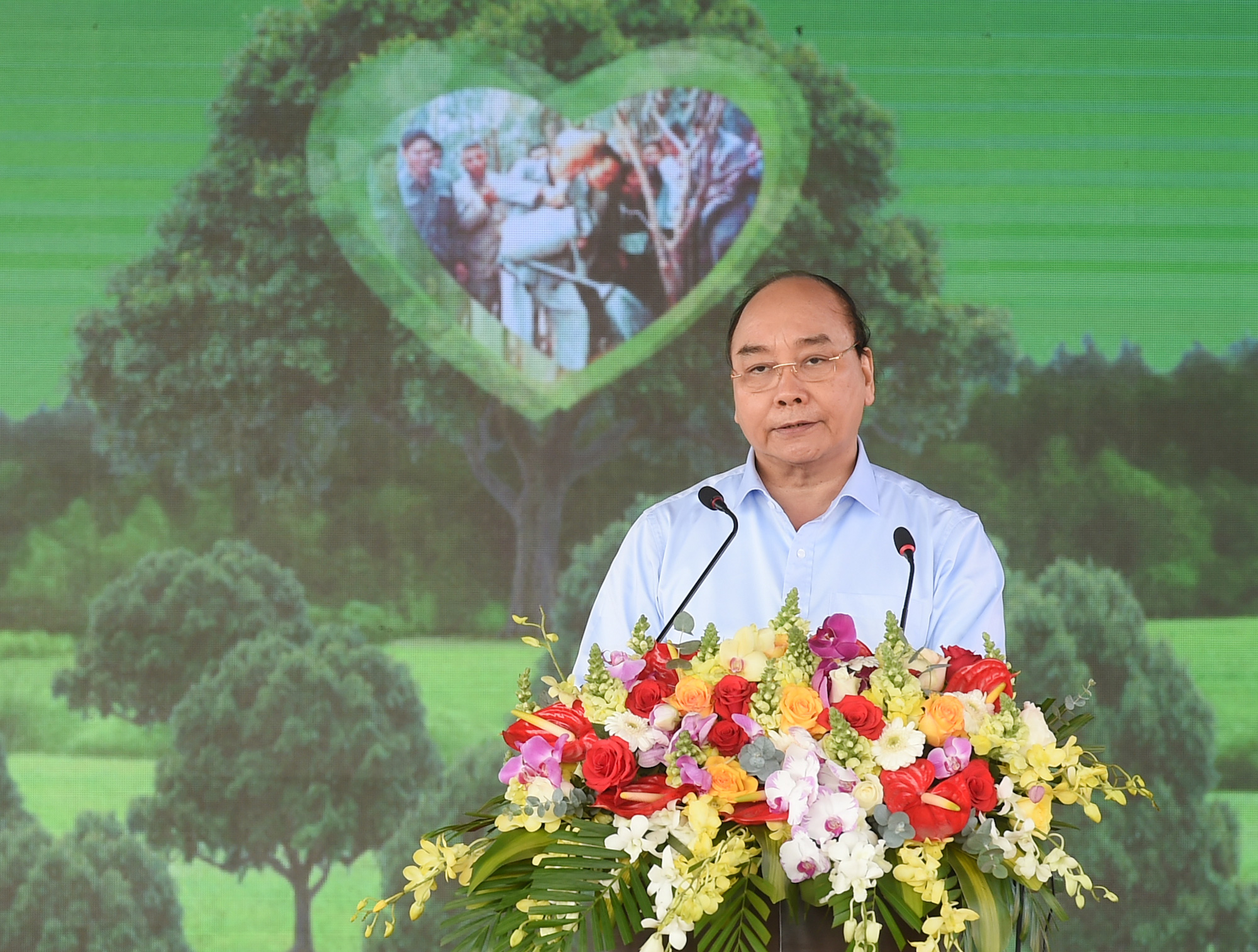 Thủ tướng Nguyễn Xuân Phúc phát động chương trình “Vì một Việt Nam xanh”  - Ảnh 1.