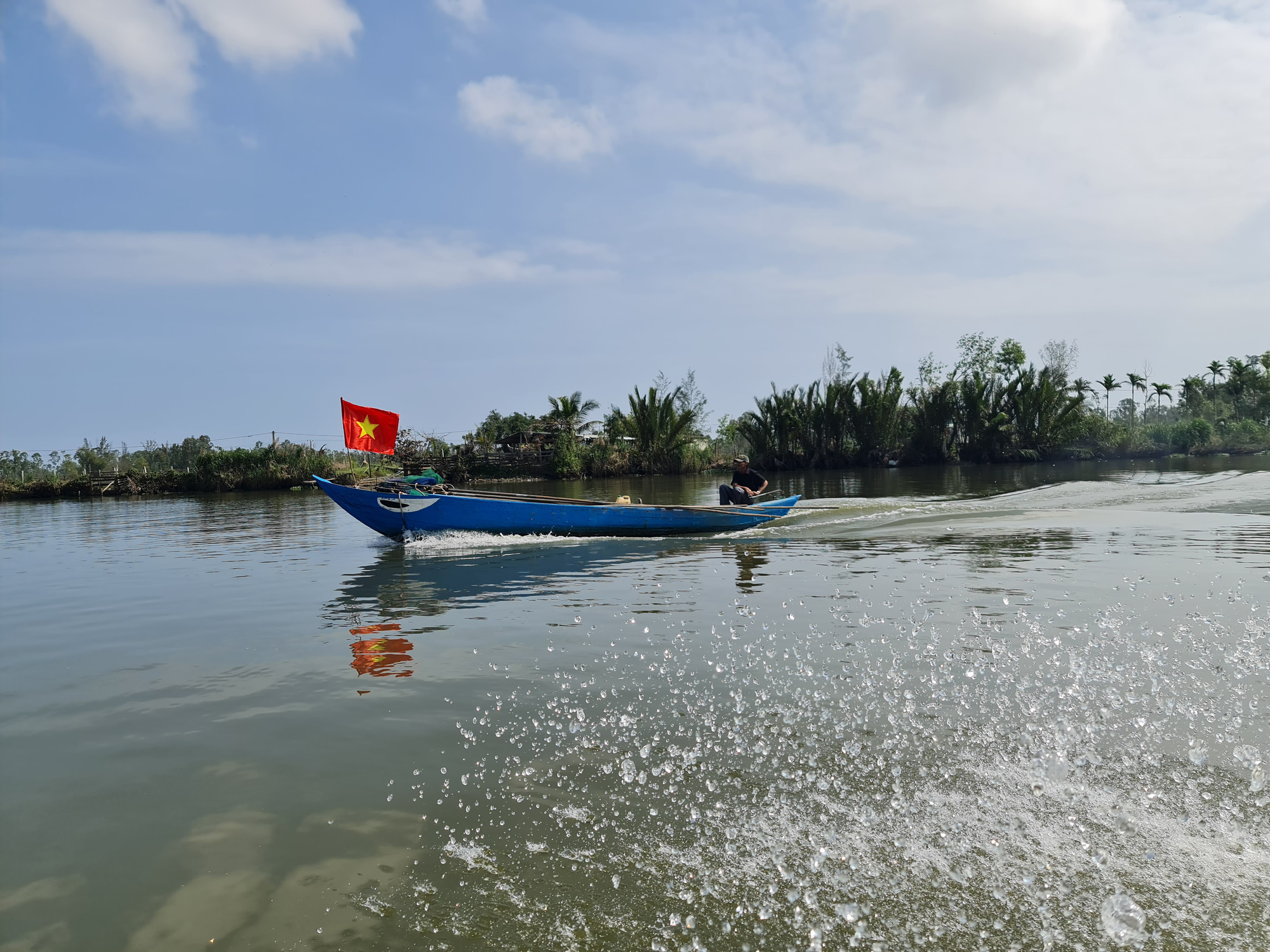 Quảng Nam: Cắm cờ đỏ sao vàng trên ghe, dân làng nghề  “bạt sóng” lấy lộc đầu năm   - Ảnh 7.