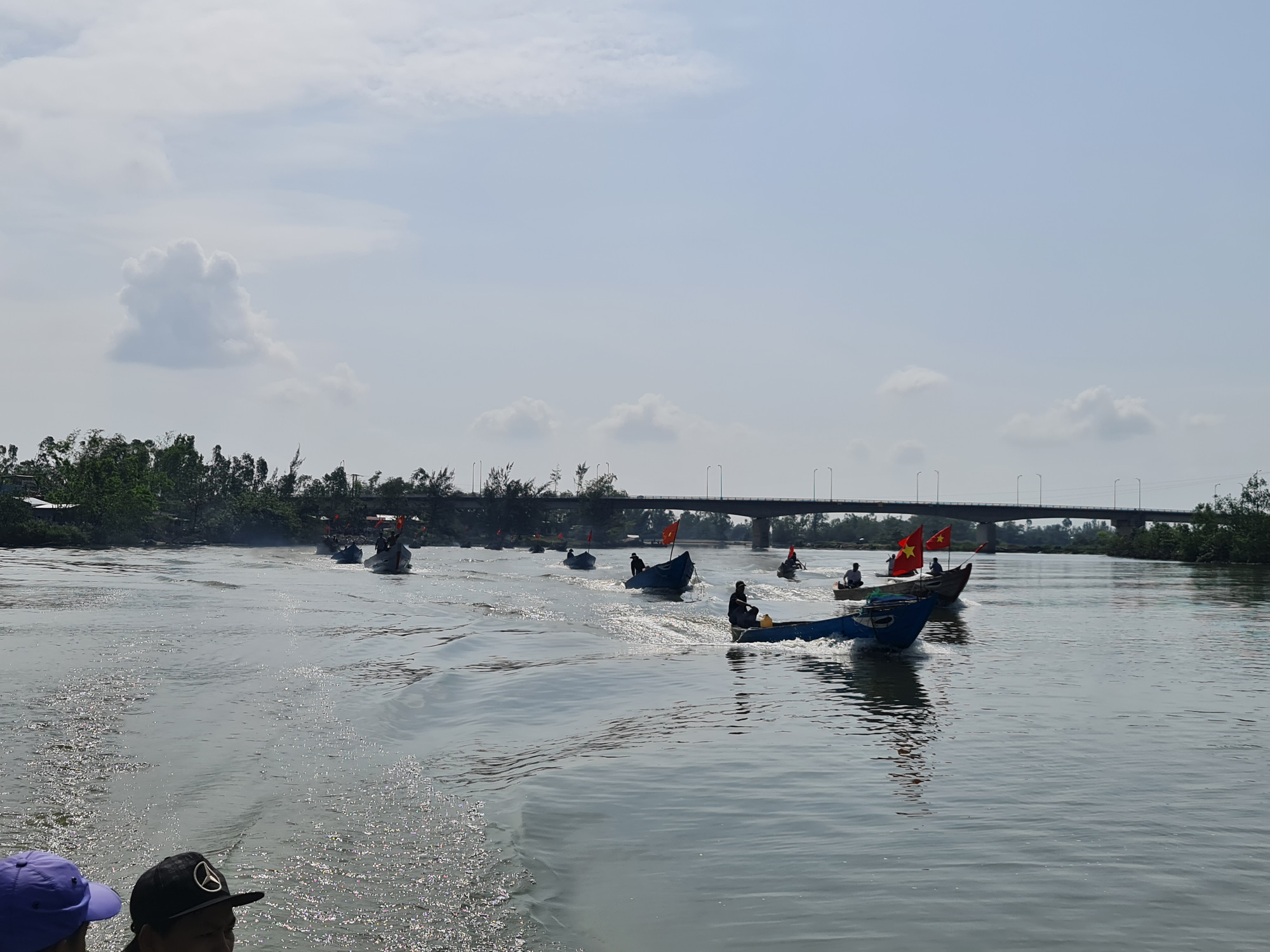 Quảng Nam: Cắm cờ đỏ sao vàng trên ghe, dân làng nghề  “bạt sóng” lấy lộc đầu năm   - Ảnh 3.