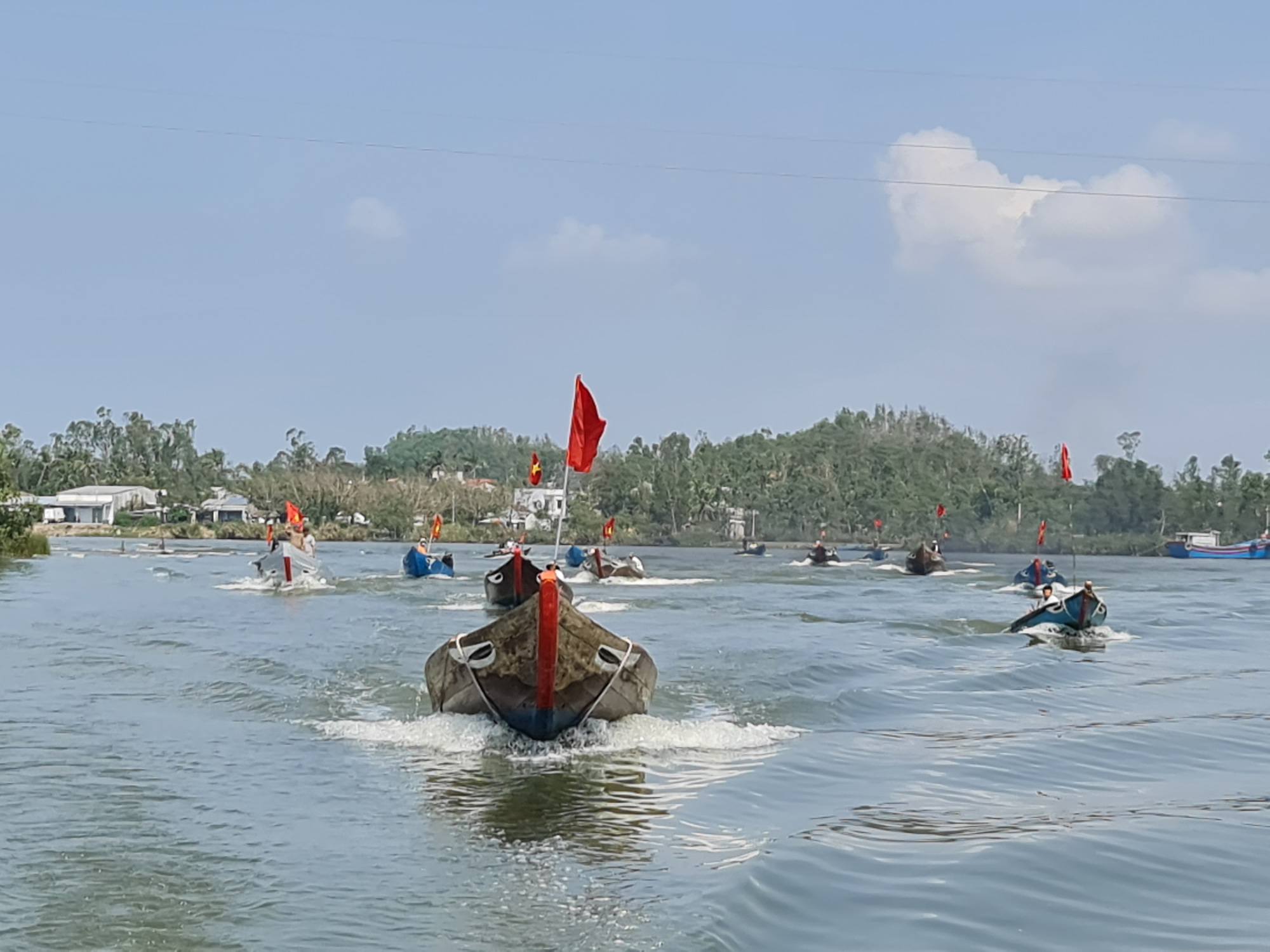 Quảng Nam: Cắm cờ đỏ sao vàng trên ghe, dân làng nghề  “bạt sóng” lấy lộc đầu năm   - Ảnh 4.