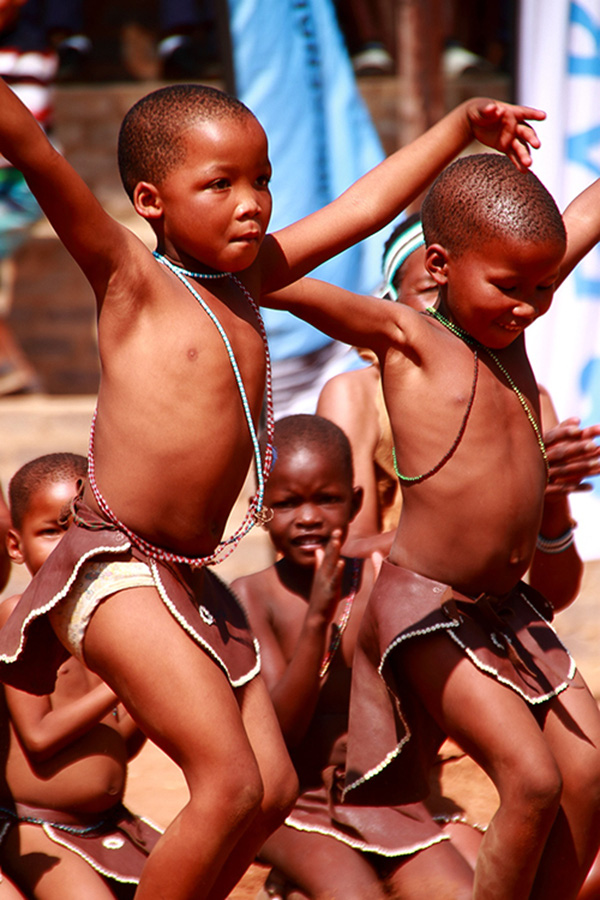 Điệu nhảy chữa bệnh kỳ diệu theo đức tin của bộ lạc San ở châu Phi - Ảnh 3.