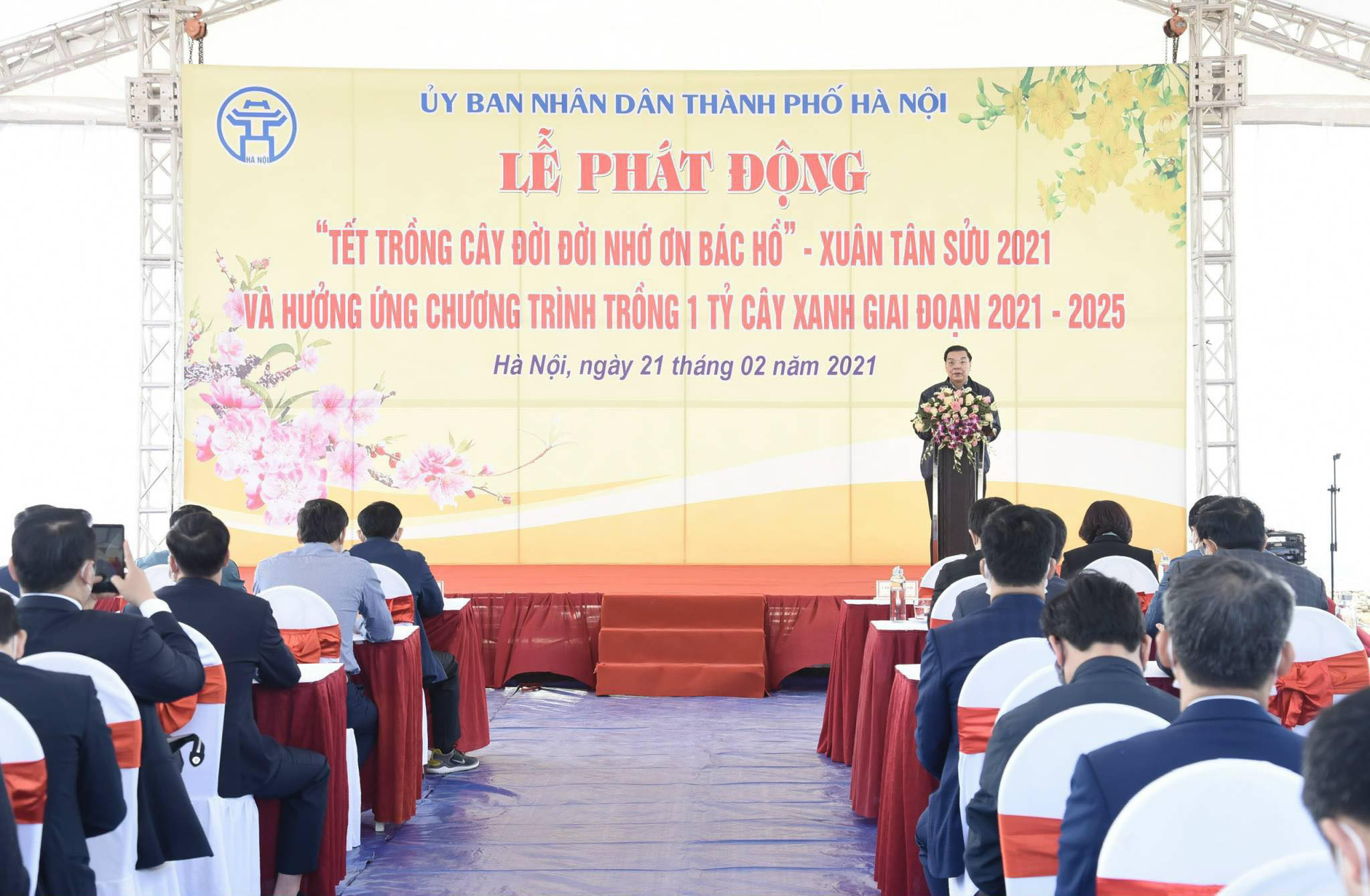 Bí thư, Chủ tịch Hà Nội trồng cây xanh đầu năm, kêu gọi người dân trồng 1 tỷ cây xanh - Ảnh 1.