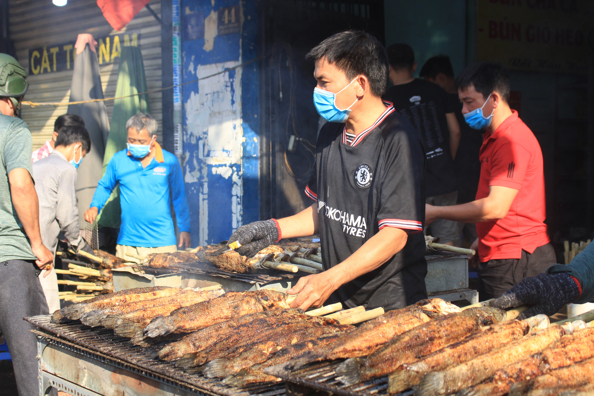 TP.HCM: Chuẩn bị 3-4 tấn cá lóc nướng, còn sợ không đủ bán ngày vía Thần Tài - Ảnh 8.