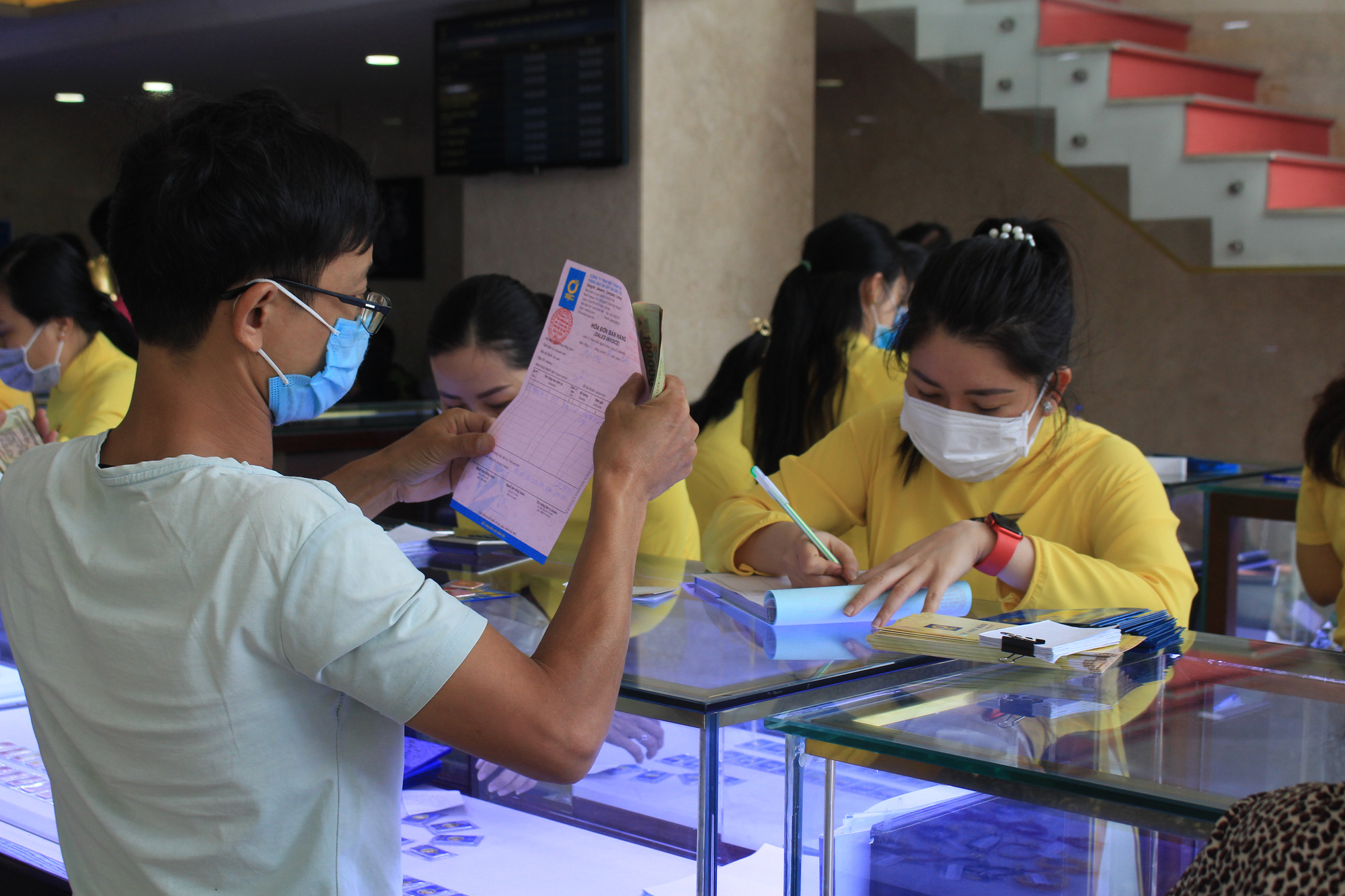 Người Sài Gòn khai báo y tế, bốc số, xếp hàng mua vàng ngày vía Thần Tài - Ảnh 8.